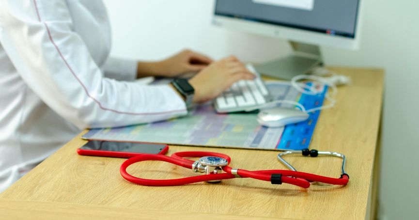 Prontuário eletrônico em Home Care: o que sua empresa perde ao depender de papel e e-mail